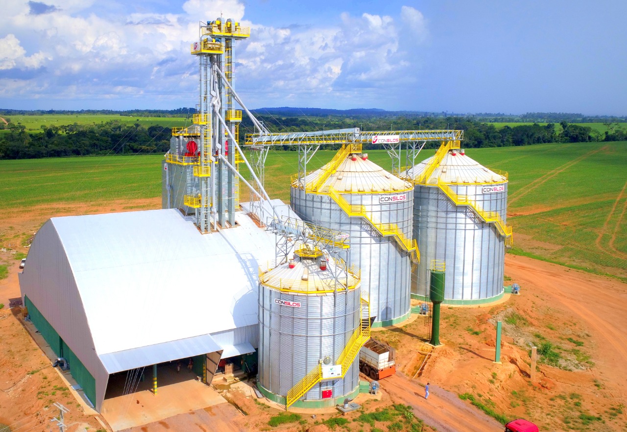 Ilustração de armazém, silos e secador de grãos